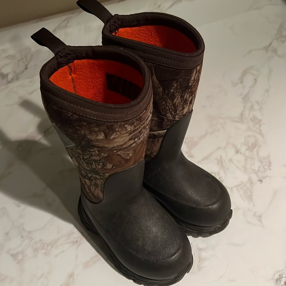 Kids size 7,the original muck boot company brand,real tree pattern orange inside
